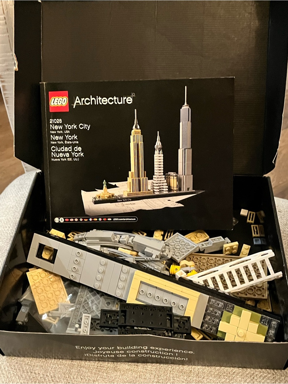LEGO ARCHITECTURE: New York City (21028) w/ Manual